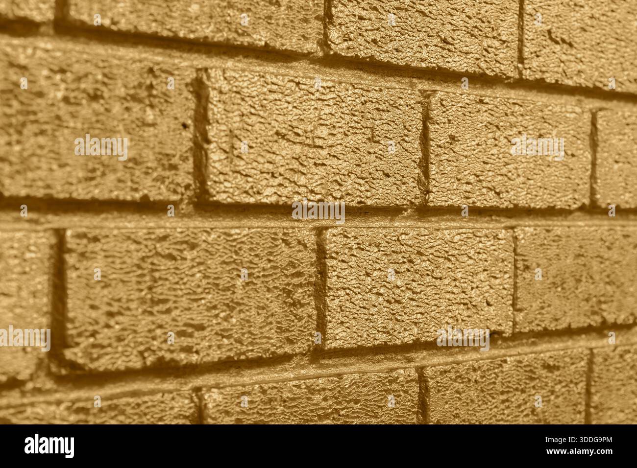 Fond de mur de briques peint avec de la peinture métallisée de couleur or. Concept de design d'intérieur. Banque D'Images
