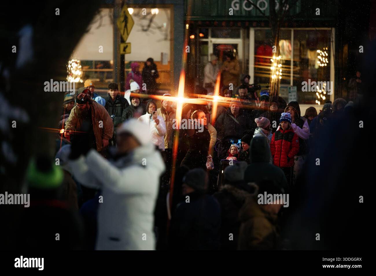 Monroe, États-Unis. 31 décembre 2025. Un pompier tourne autour de poi enflammé pour divertir la foule au Historic Courthouse Square à Monroe, Wisconsin, le 31 décembre 2025. La performance pyrotechnique sert de prélude au ''Cheese Drop'' annuel de la ville, réchauffant le public avant le compte à rebours de 17h00 synchronisé avec minuit en Suisse. (Photo de Ross Harried/NurPhoto) crédit : NurPhoto SRL/Alamy Live News Banque D'Images