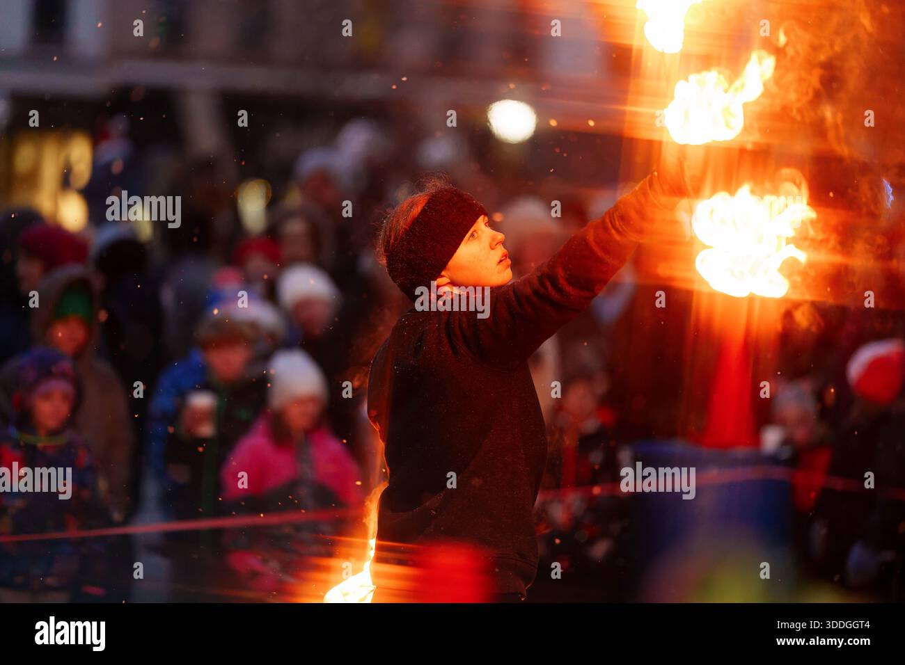 Monroe, États-Unis. 31 décembre 2025. Un pompier tourne autour de poi enflammé pour divertir la foule au Historic Courthouse Square à Monroe, Wisconsin, le 31 décembre 2025. La performance pyrotechnique sert de prélude au ''Cheese Drop'' annuel de la ville, réchauffant le public avant le compte à rebours de 17h00 synchronisé avec minuit en Suisse. (Photo de Ross Harried/NurPhoto) crédit : NurPhoto SRL/Alamy Live News Banque D'Images