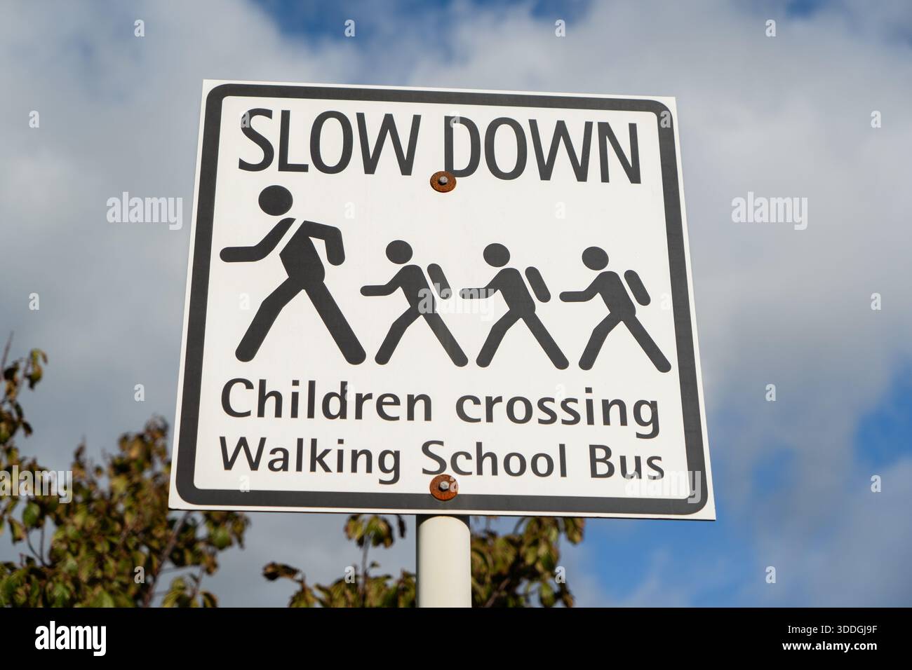 Panneau d'avertissement de rue noir et blanc. Ralentissez, les enfants traversent la marche, le texte du bus scolaire. Symbole graphique d'un adulte conduisant les enfants à la sécurité. Banque D'Images
