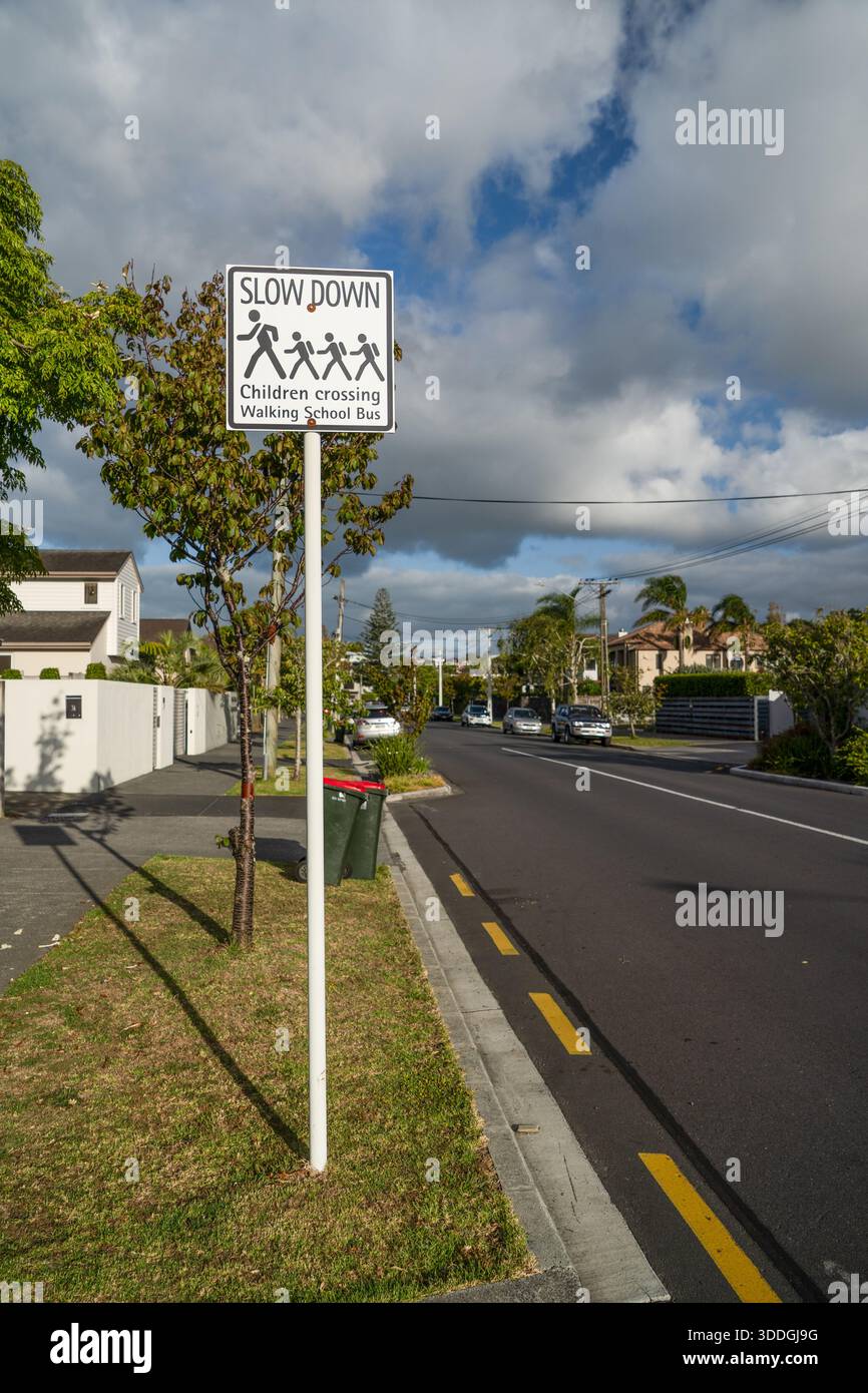 Panneau d'avertissement de rue noir et blanc. Ralentissez, les enfants traversent la marche, le texte du bus scolaire. Symbole graphique d'un adulte conduisant les enfants à la sécurité. Banque D'Images