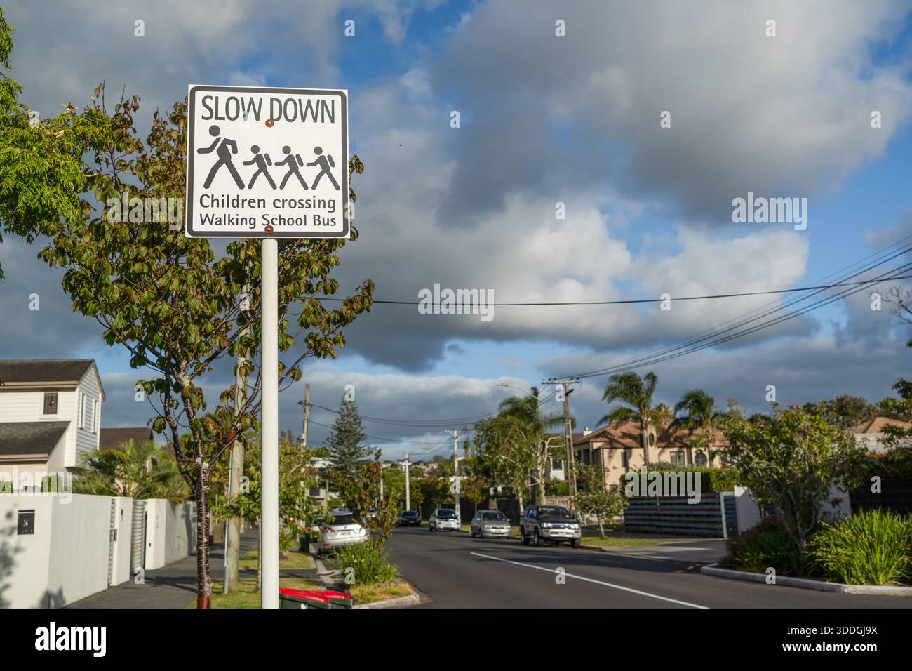 Panneau d'avertissement de rue noir et blanc. Ralentissez, les enfants traversent la marche, le texte du bus scolaire. Symbole graphique d'un adulte conduisant les enfants à la sécurité. Banque D'Images