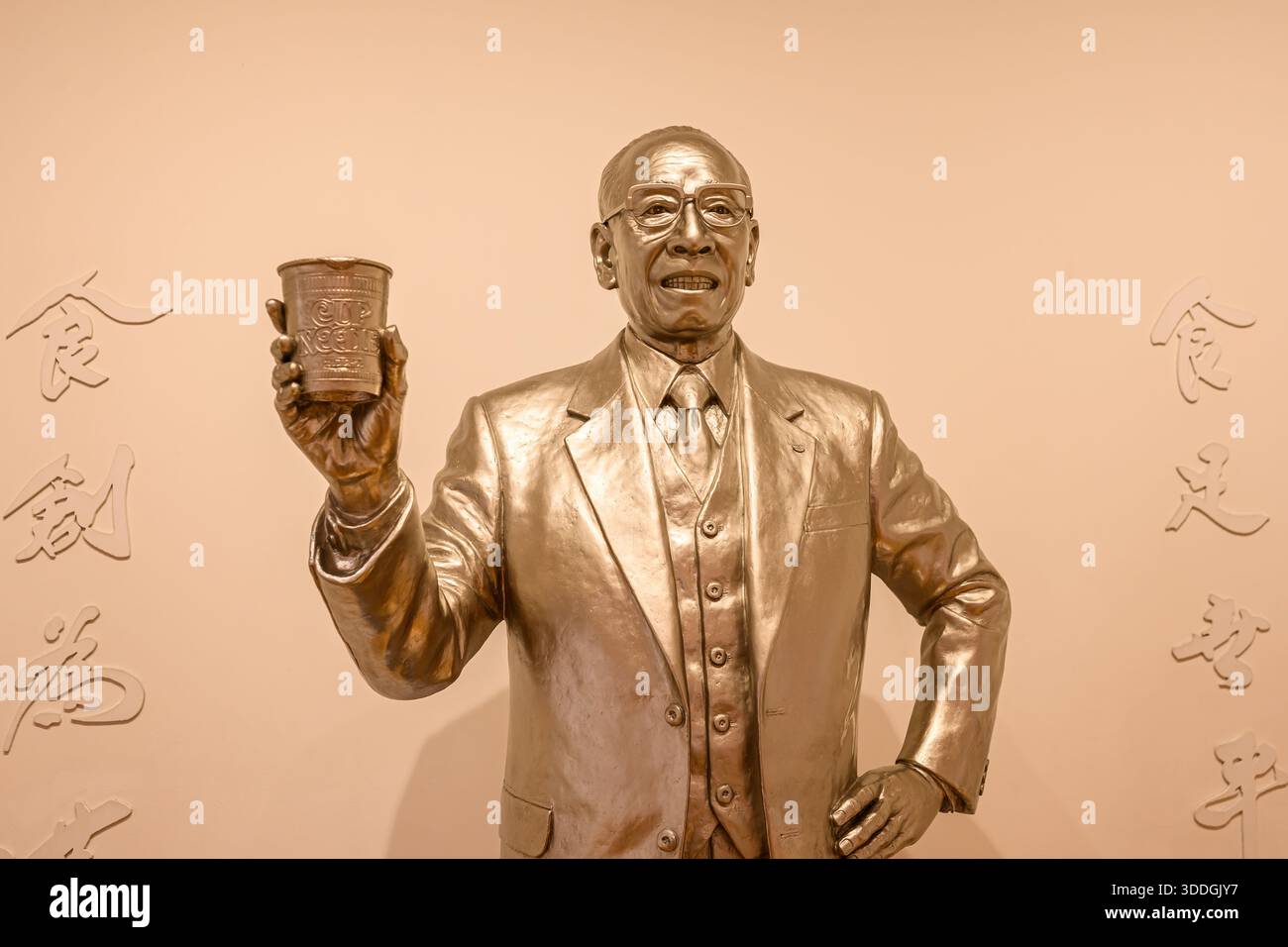 Statue de Momofuku Ando à l'intérieur du musée CupNoodles Yokohama - Yokohama, Japon - 7 novembre 2025 Banque D'Images