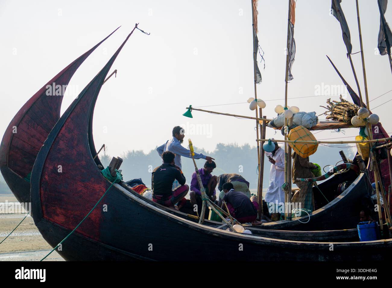 Portraits francs de pêcheurs travaillant sur des bateaux à Inani. Vie quotidienne des pêcheurs locaux sur la côte d'Inani Beach. Banque D'Images