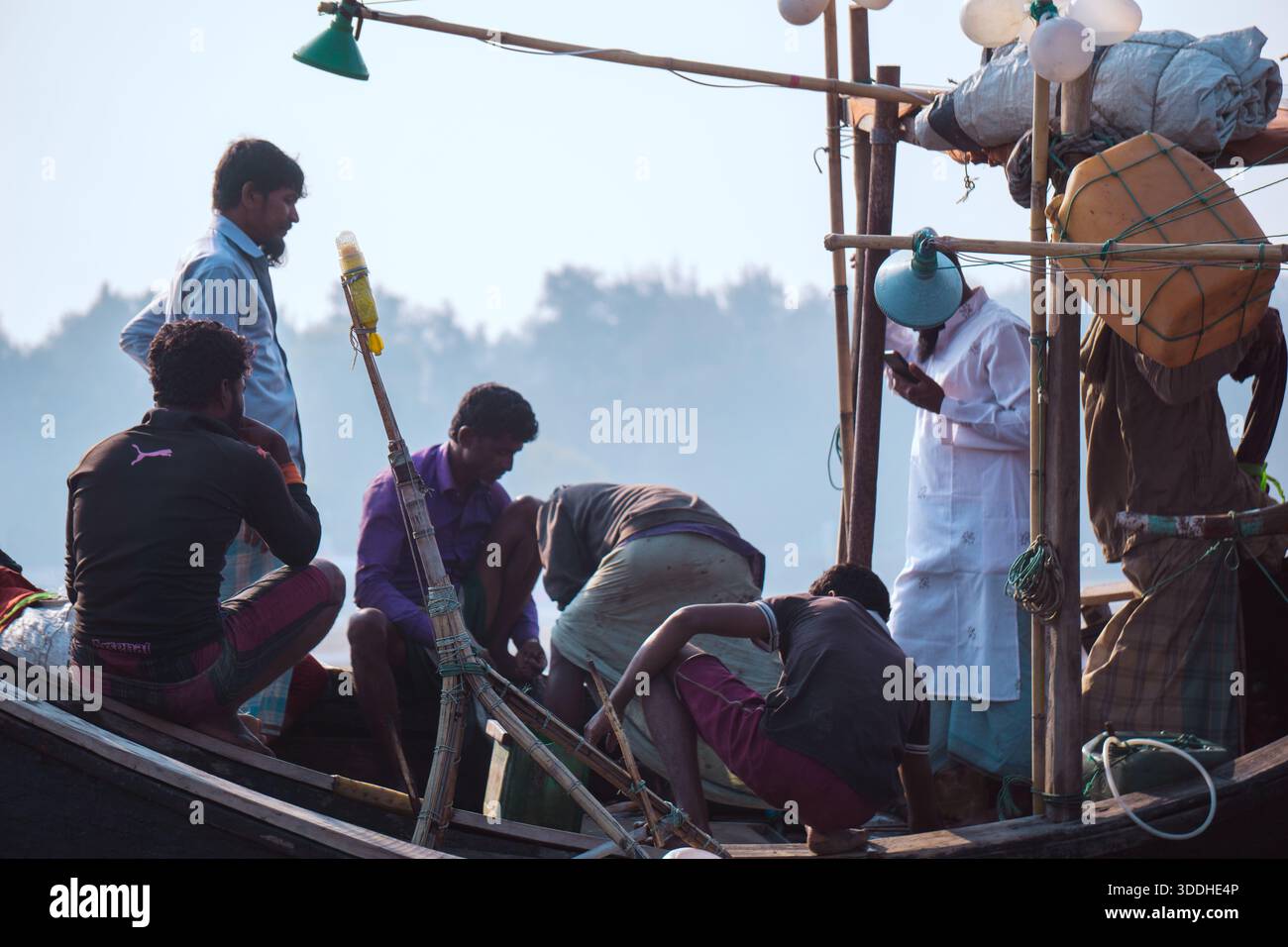 Portraits francs de pêcheurs travaillant sur des bateaux à Inani. Vie quotidienne des pêcheurs locaux sur la côte d'Inani Beach. Banque D'Images