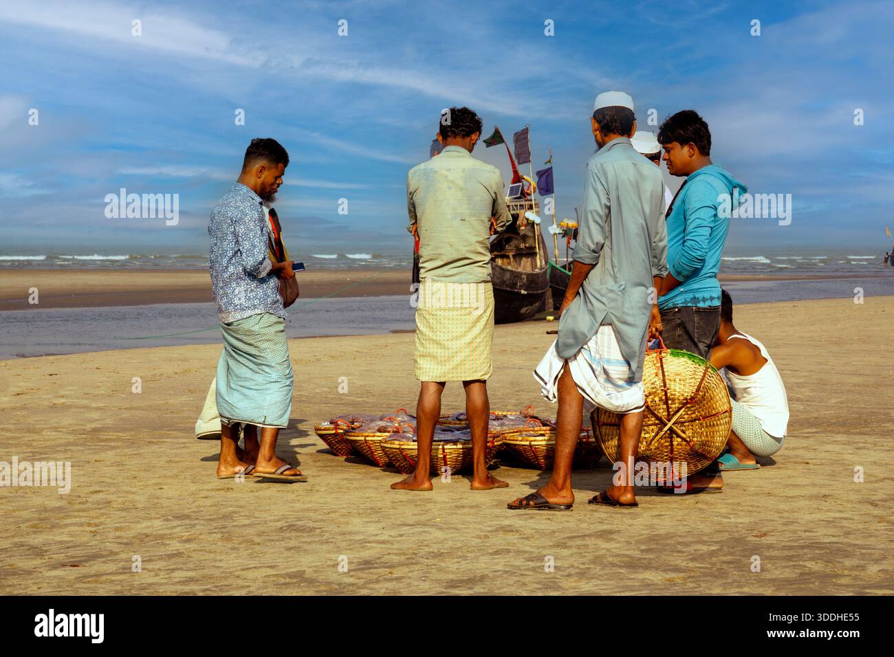 Portraits francs de pêcheurs travaillant sur des bateaux à Inani. Vie quotidienne des pêcheurs locaux sur la côte d'Inani Beach. Banque D'Images
