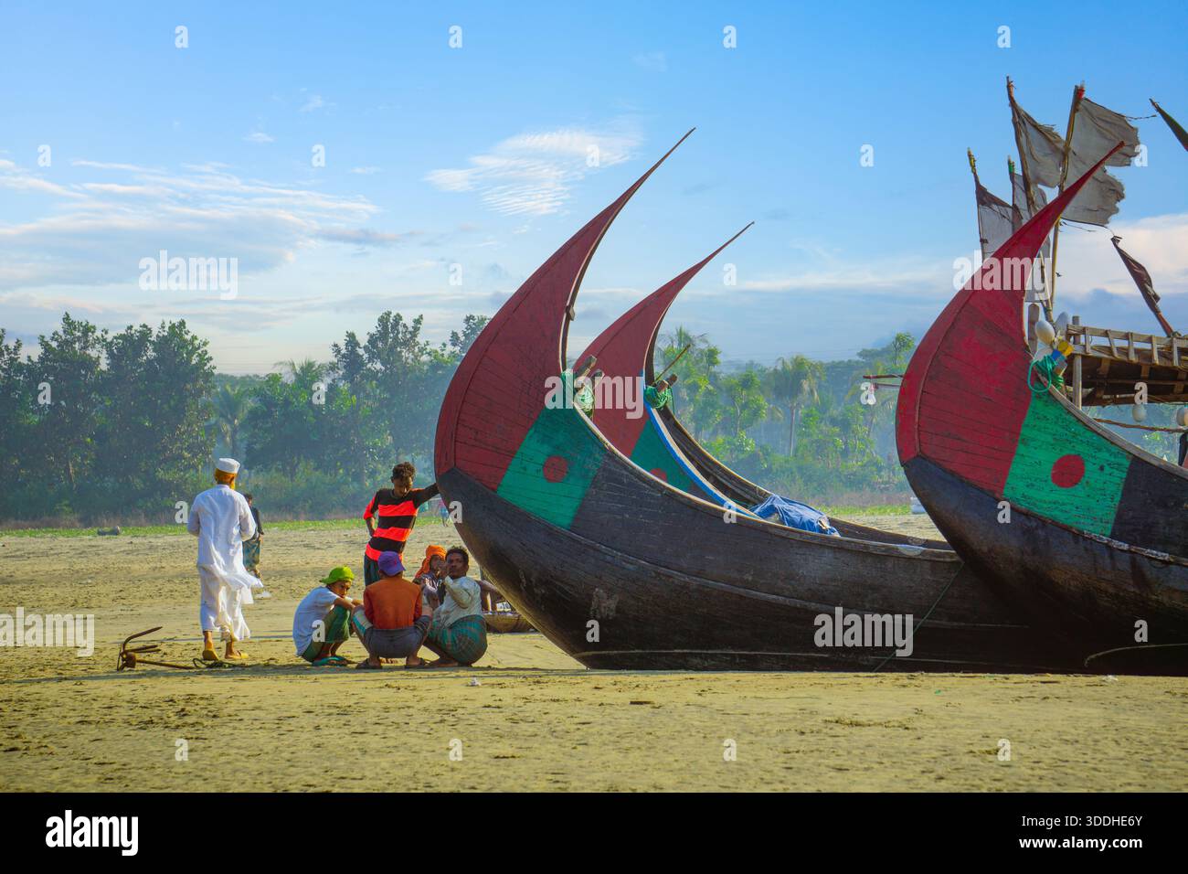 Portraits francs de pêcheurs travaillant sur des bateaux à Inani. Vie quotidienne des pêcheurs locaux sur la côte d'Inani Beach. Banque D'Images