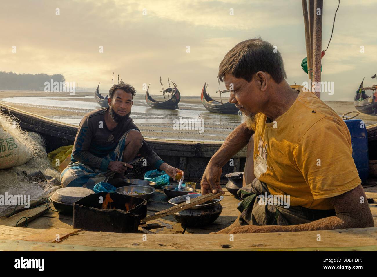 Portraits francs de pêcheurs travaillant sur des bateaux à Inani. Vie quotidienne des pêcheurs locaux sur la côte d'Inani Beach. Banque D'Images