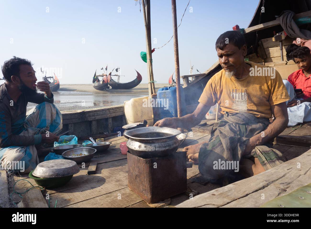Portraits francs de pêcheurs travaillant sur des bateaux à Inani. Vie quotidienne des pêcheurs locaux sur la côte d'Inani Beach. Banque D'Images