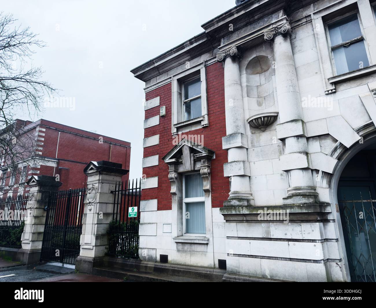 Manchester, Royaume-Uni - 06 décembre 2025 : bâtiment historique de Manchester avec colonnes de pierre, briques et détails de façade ornés. Banque D'Images