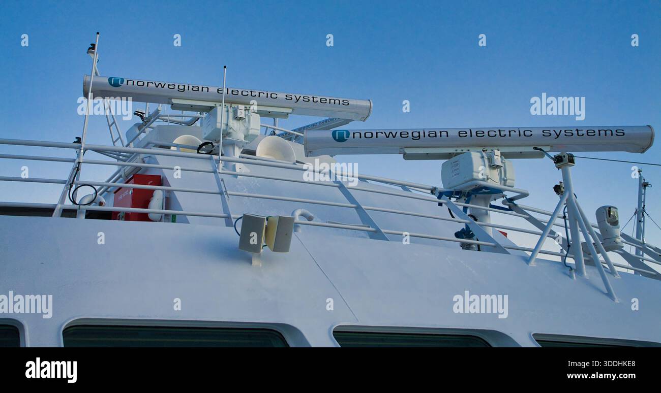 Côte, Norvège - 22 novembre 2025 : gros plan des réseaux radar et des engins de navigation sur le croiseur côtier Havila Pollux le long de la côte norvégienne, sous un ciel bleu clair. Banque D'Images