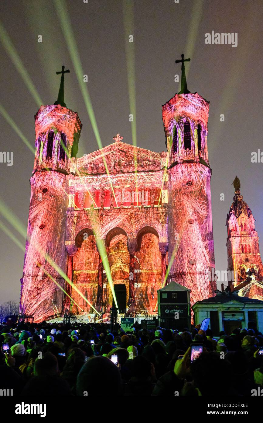 Spectacle son et lumière dans la région des lumières à la Basilique notre Dame de Fourvière, spectacle présenté par la région Auvergne-Rhône-Alpes. Banque D'Images