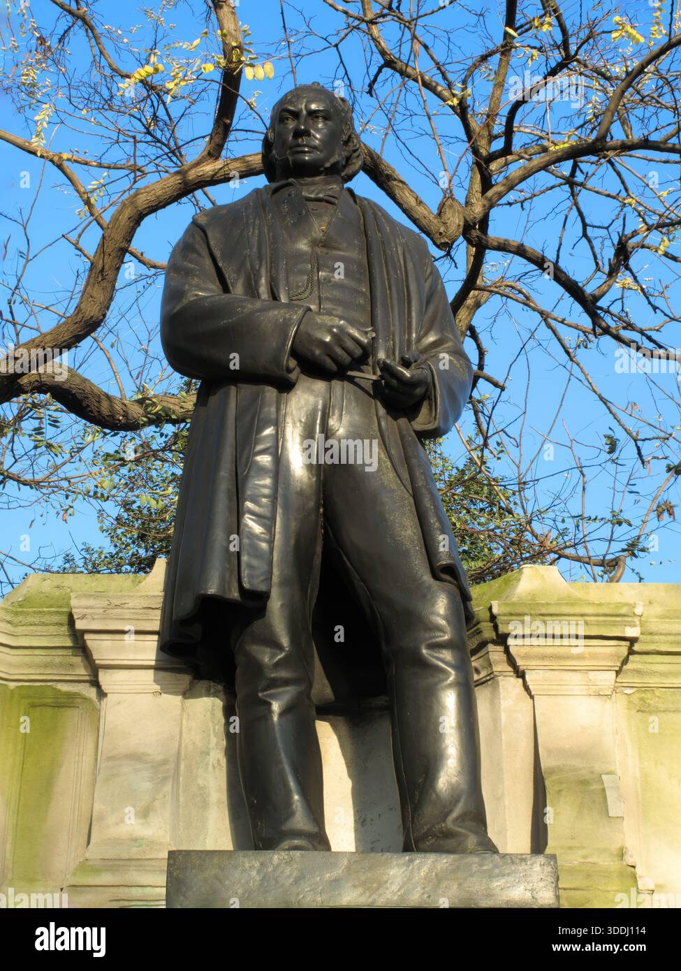 Isambard Kingdom Brunel statue achevée en 1861 et installée au Victoria Embankment Londres Angleterre Royaume-Uni qui était l'ingénieur le plus célèbre du monde, f Banque D'Images