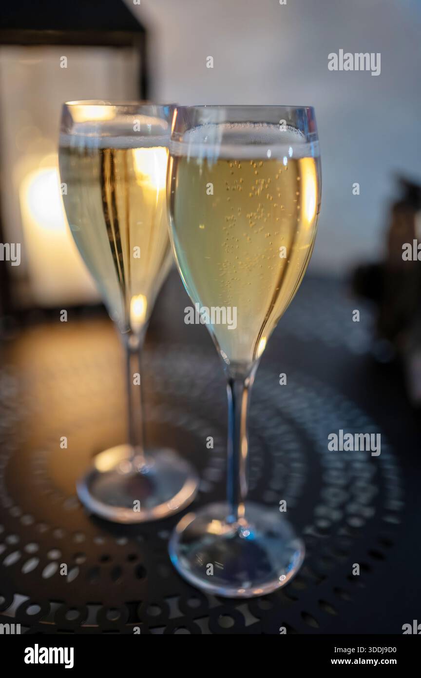 Deux verres de champagne mousseux français avec petites bulles, fête du nouvel an, mariage ou visite de champagne avec visite des grottes, Reims, France Banque D'Images
