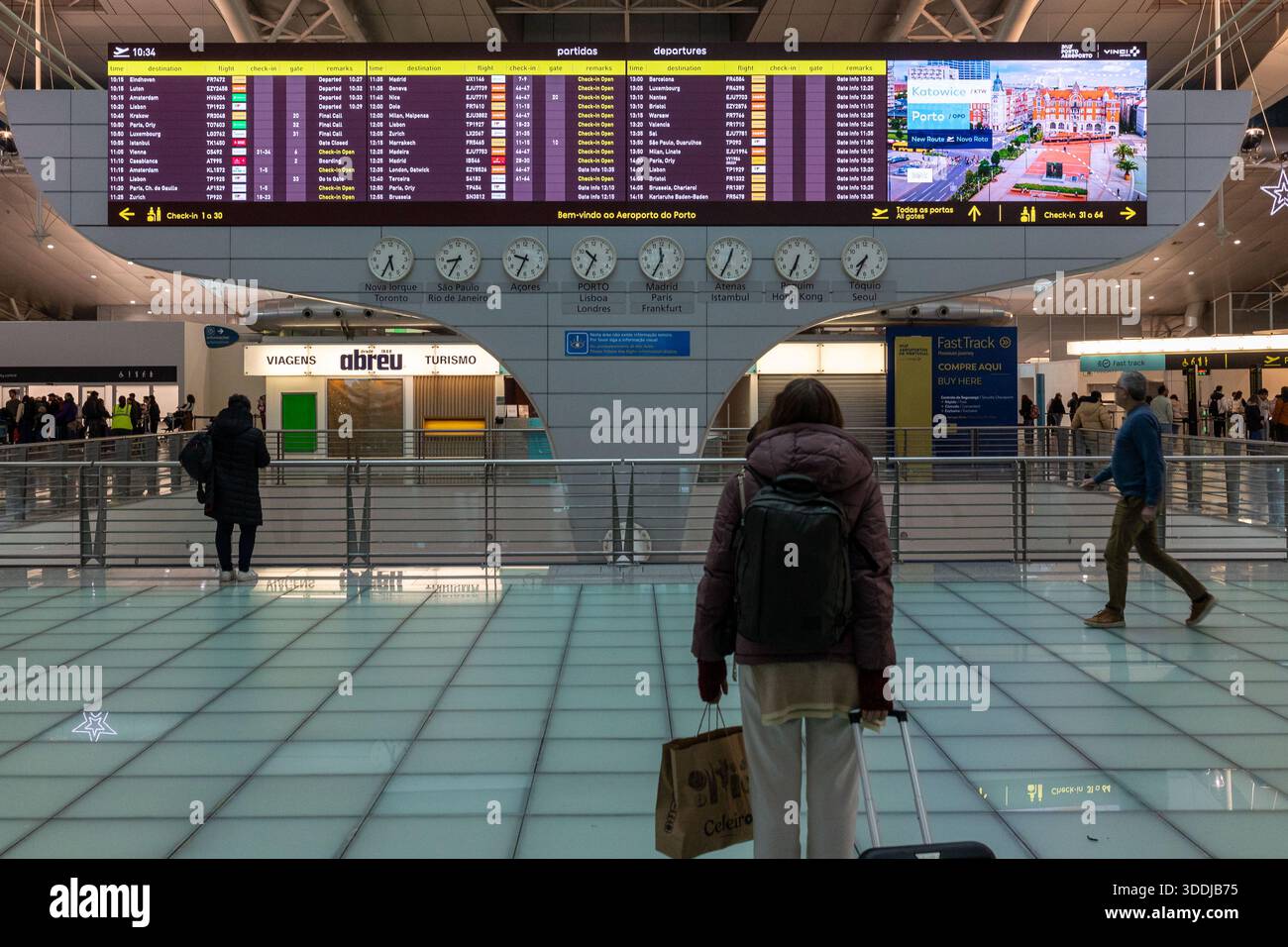 Un tableau numérique des départs indique les retards et les changements de porte d'embarquement pendant les perturbations nationales des voyages à l'aéroport de Porto. 01 janvier 2026 Banque D'Images