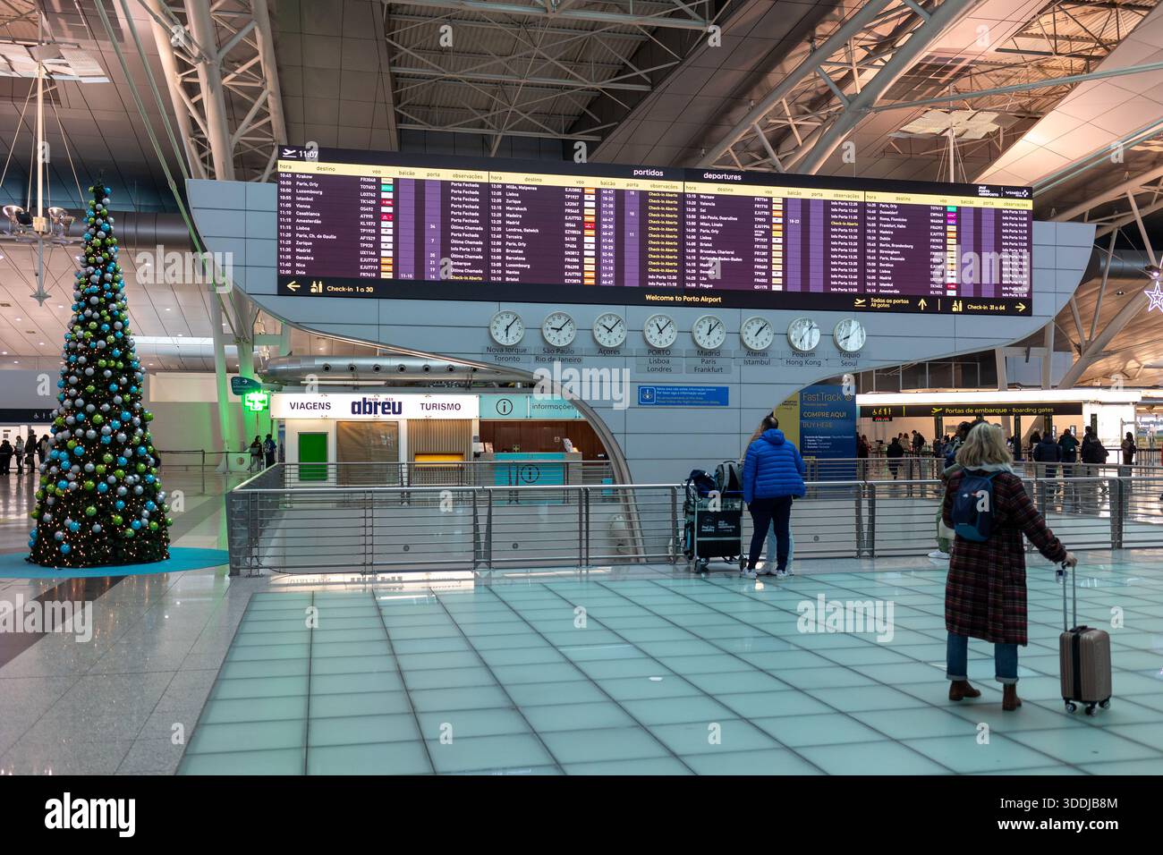 Un tableau numérique des départs indique les retards et les changements de porte d'embarquement pendant les perturbations nationales des voyages à l'aéroport de Porto. 01 janvier 2026 Banque D'Images