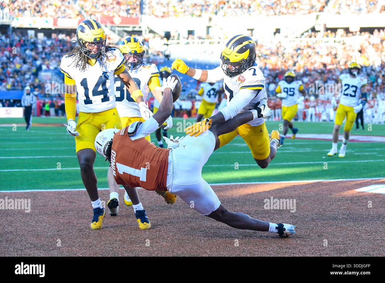 ÉTATS-UNIS. 31 décembre 2025. ORLANDO, FLORIDE - DÉCEMBRE 31 : Ryan Wingo #1 des Texas Longhorns tente une réception de touchdown contre Jordan Young #14 et TJ Metcalf #7 des Michigan Wolverines lors du Cheez-It Citrus Bowl 2025 entre les Texas Longhorns et Michigan Wolverines au Camping World Stadium le 31 décembre 2025 à Orlando, en Floride. (Photo de Aaron J. Thornton/Sipa USA) crédit : Sipa USA/Alamy Live News Banque D'Images