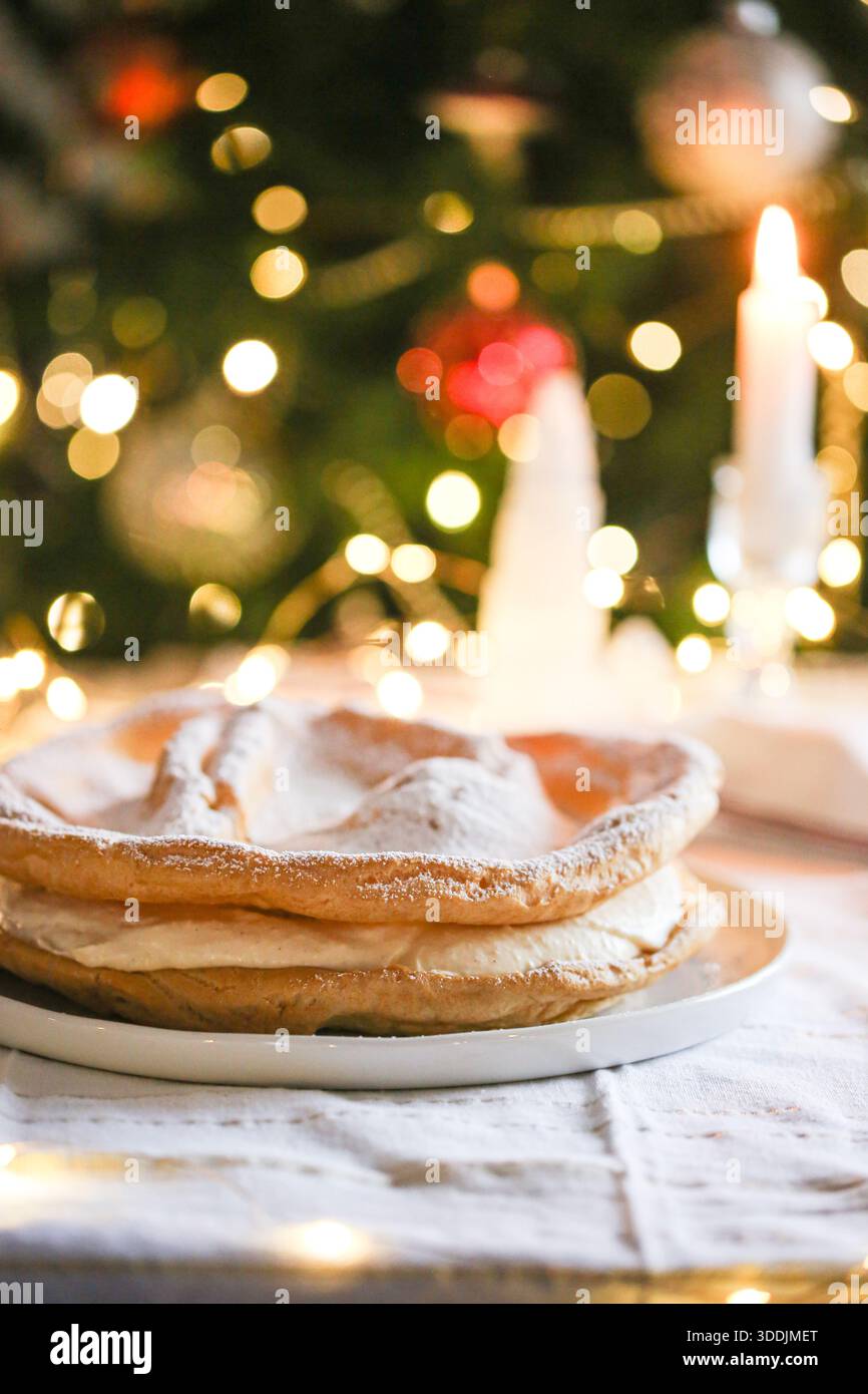 Karpatka festive, tarte à la crème polonaise sur nappe blanche et dorée. Banque D'Images