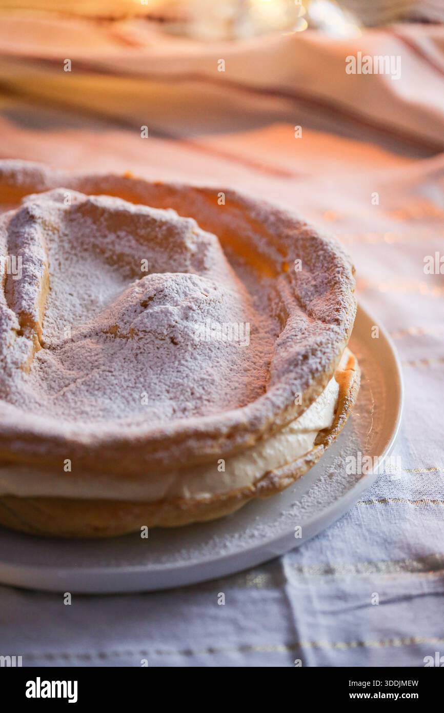 Karpatka festive, tarte à la crème polonaise sur nappe blanche et dorée. Banque D'Images
