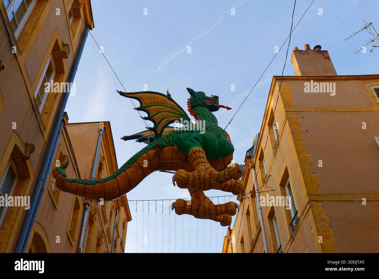 Metz, France- 22 décembre 2025 : la poupée dragon Graoully emblème monstre légendaire de la ville. Au milieu de la rue Toison dans le centre historique de Banque D'Images