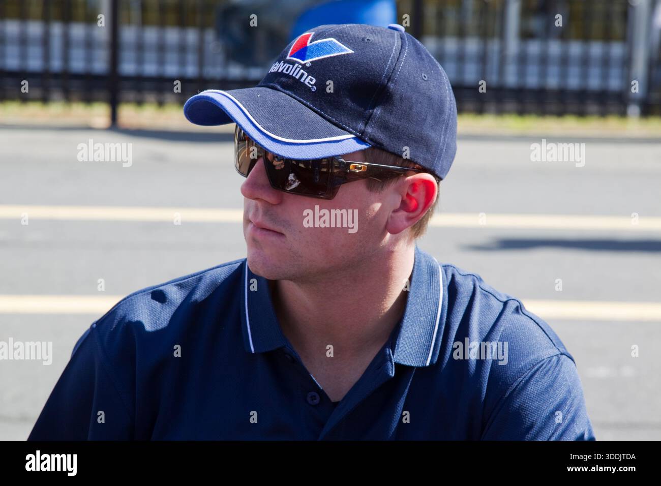 Concord, NC USA - 15 octobre 2010 : Michael Annett lors d'une séance d'autographes avant la course Dollar General 300 au Charlotte Motor Speedway à Concord, NC. Banque D'Images