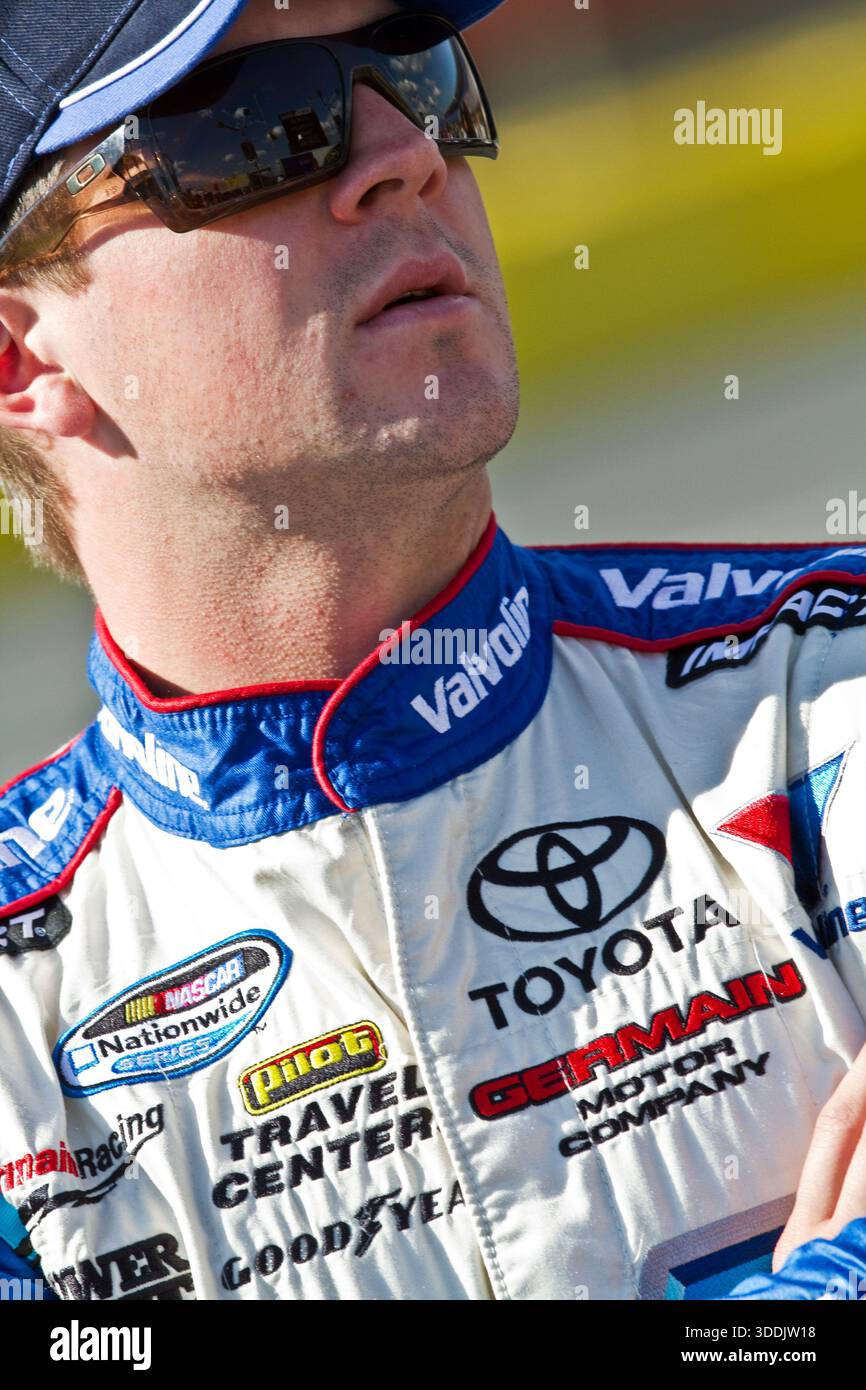 Concord, NC USA - 15 octobre 2010 : Michael Annett attend de se qualifier pour la course Dollar General 300 au Charlotte Motor Speedway à Concord, NC. Banque D'Images