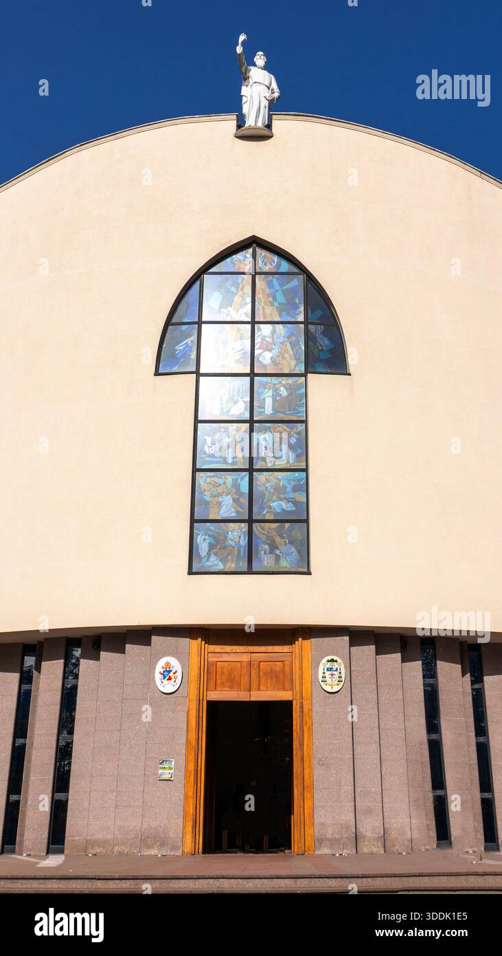 Un portrait de 9 :16 de la cathédrale Saint-Paul est une cathédrale de Tirana, Albanie Banque D'Images
