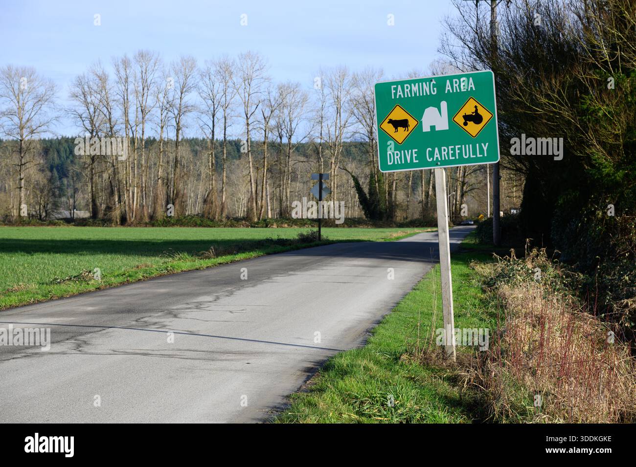 Fall City, WA, États-Unis - 29 décembre 2025 ; Farming Area Drive signe soigneusement le long de la route rurale dans la vallée de Snoqualmie Banque D'Images