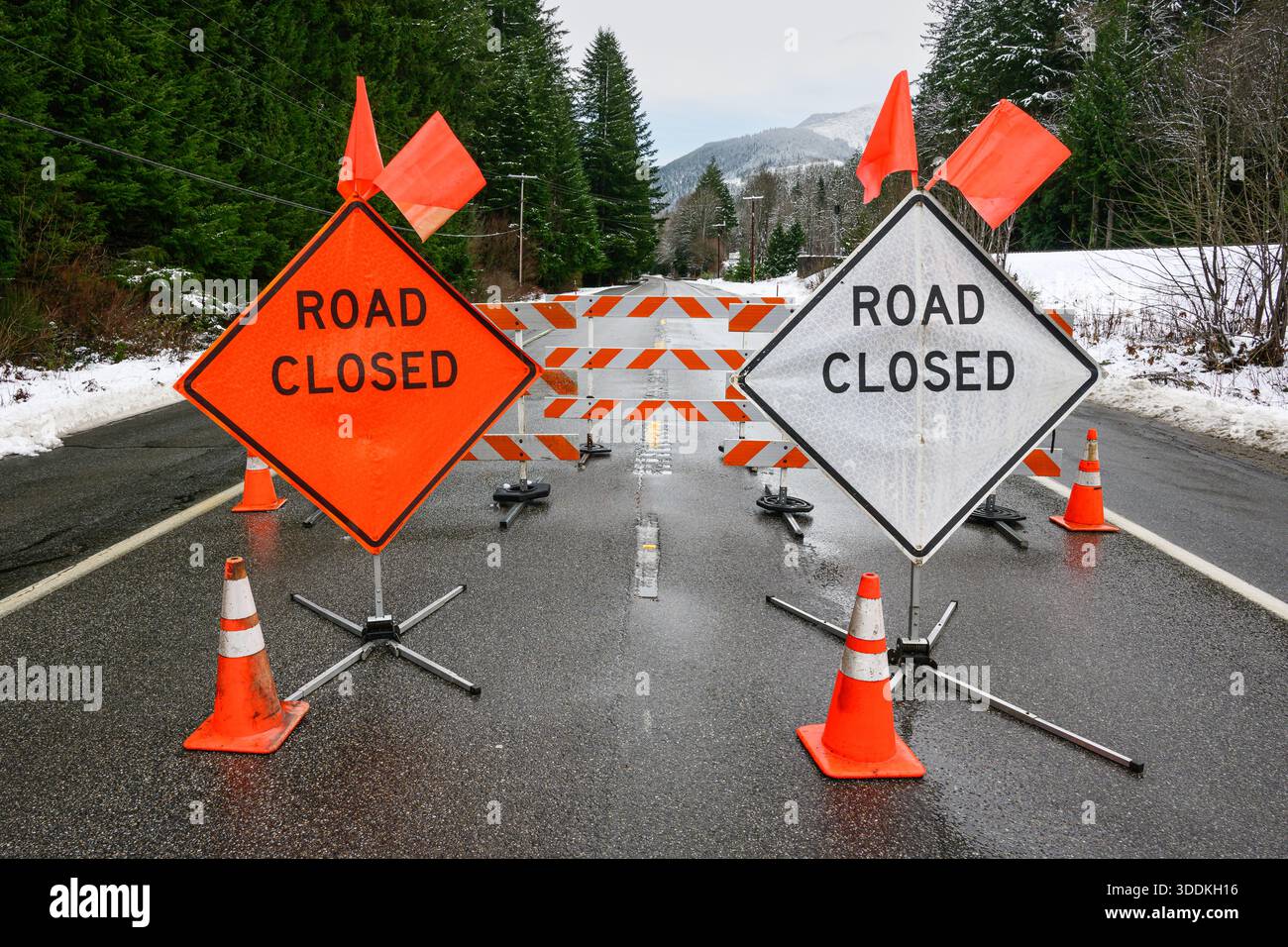 Deux routes fermées sur l'US Highway 2 dans l'État de Washington après la tempête hivernale Banque D'Images