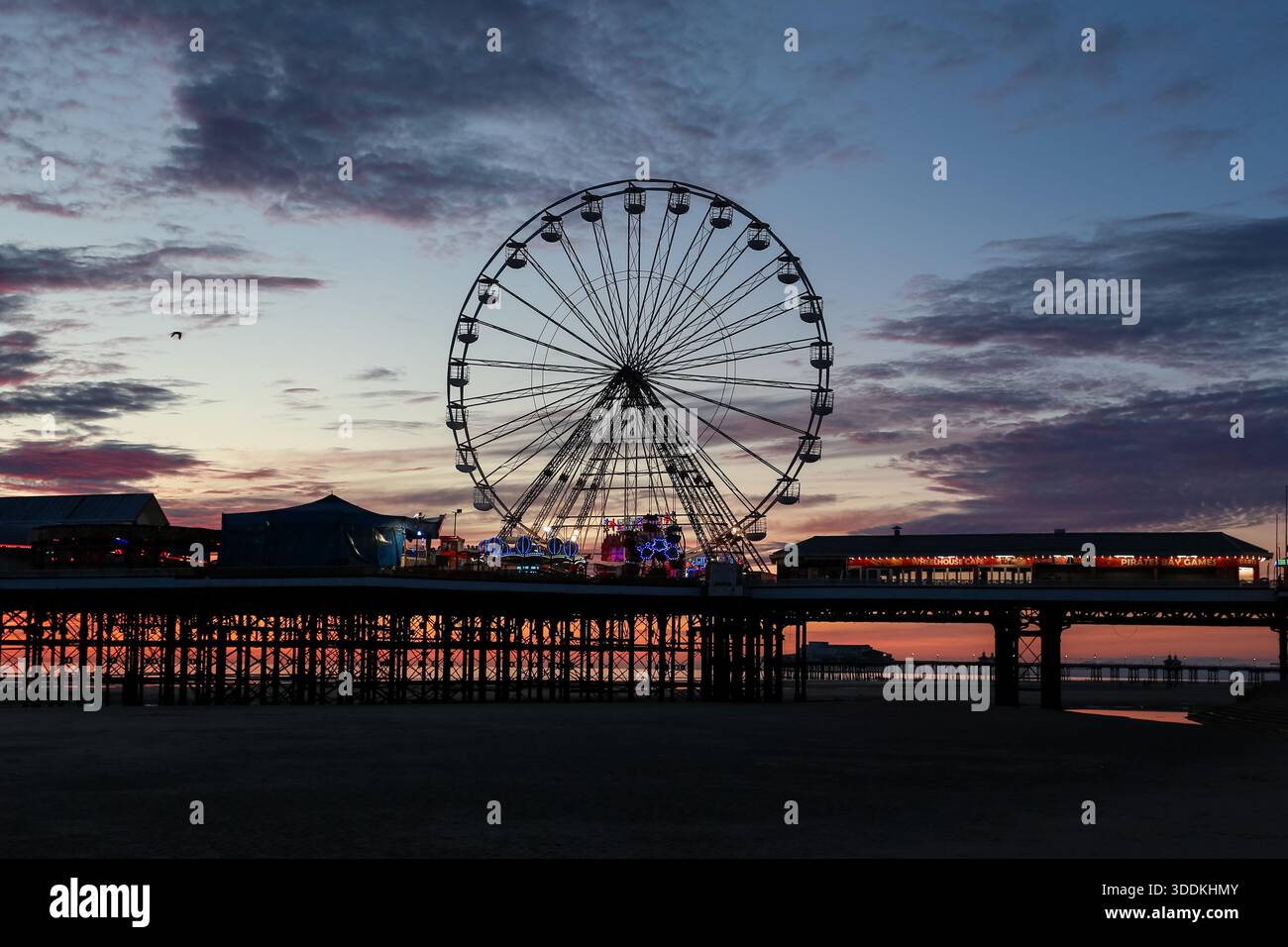 Silhouette de grande roue sur Blackpool Central Pier au coucher du soleil, Blackpool, Lancashire, Angleterre, Royaume-Uni. Banque D'Images
