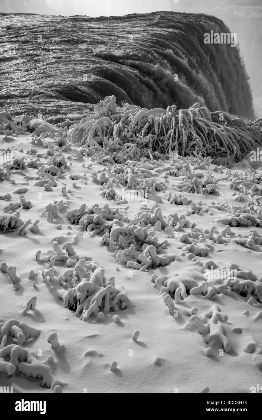 Chutes américaines en hiver, chutes de Niagra du parc d'État de Niagra Falls, New York, États-Unis Banque D'Images