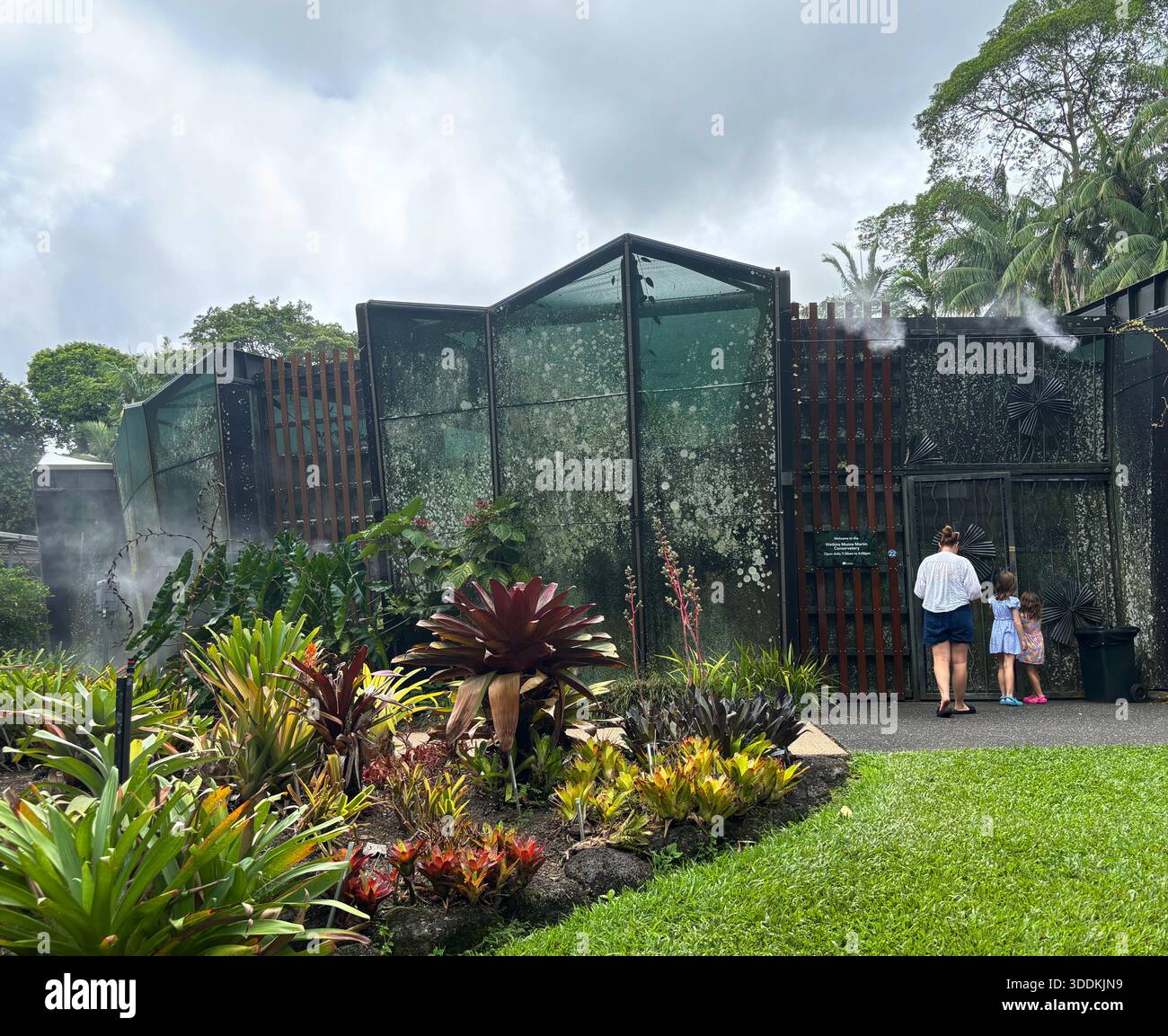 Femmes et filles entrant au Watkins Munro Martin Conservatory, Flecker Botanic Gardens, Cairns, Queensland, Australie. Pas DE MR ou PR Banque D'Images