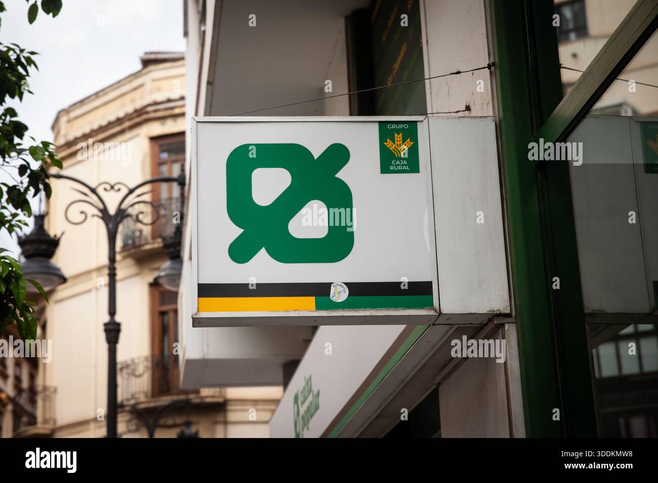 VALENCE, ESPAGNE - 11 AVRIL 2025 : logo de la banque populaire Caixa affiché sur une façade de succursale dans le centre-ville. Caixa Popular est une banque espagnole, une coope Banque D'Images
