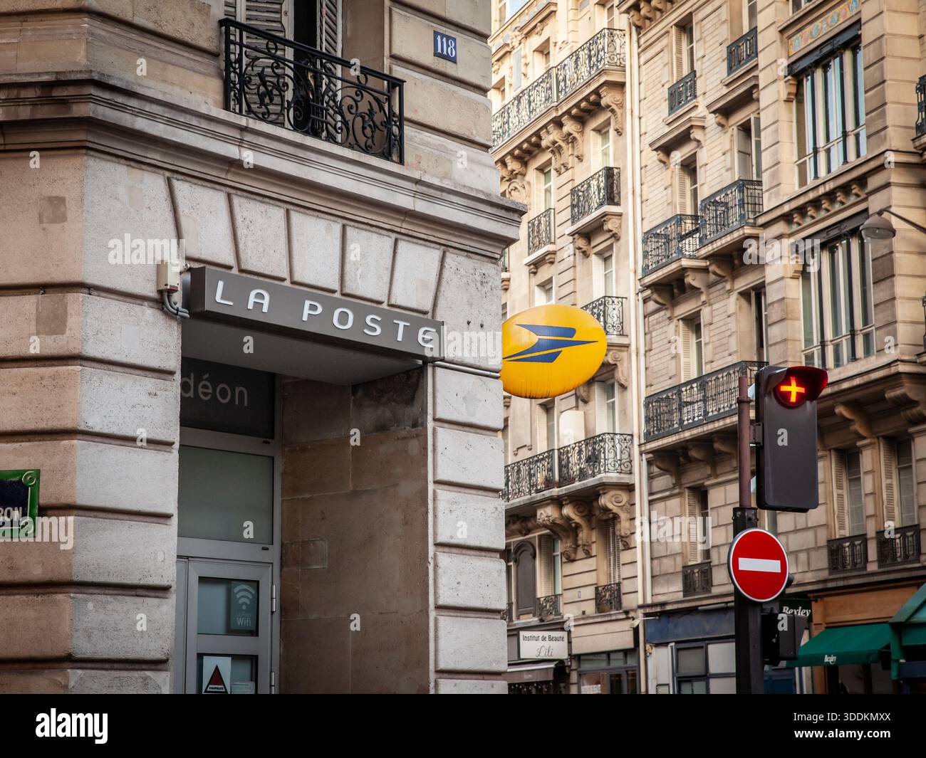 PARIS, FRANCE - 22 JUIN 2025 : logo et signe de la poste sur un coin de bâtiment en pierre à Paris. Groupe la poste est le service postal public de France, OFF Banque D'Images