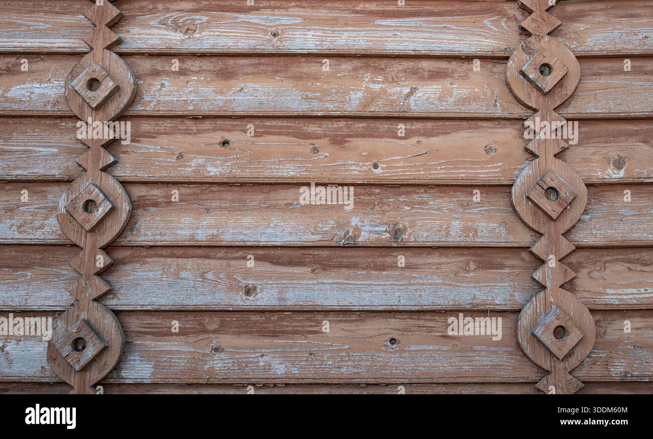 Fond de mur en bois avec des éléments sculptés décoratifs et texture rustique altérée Banque D'Images
