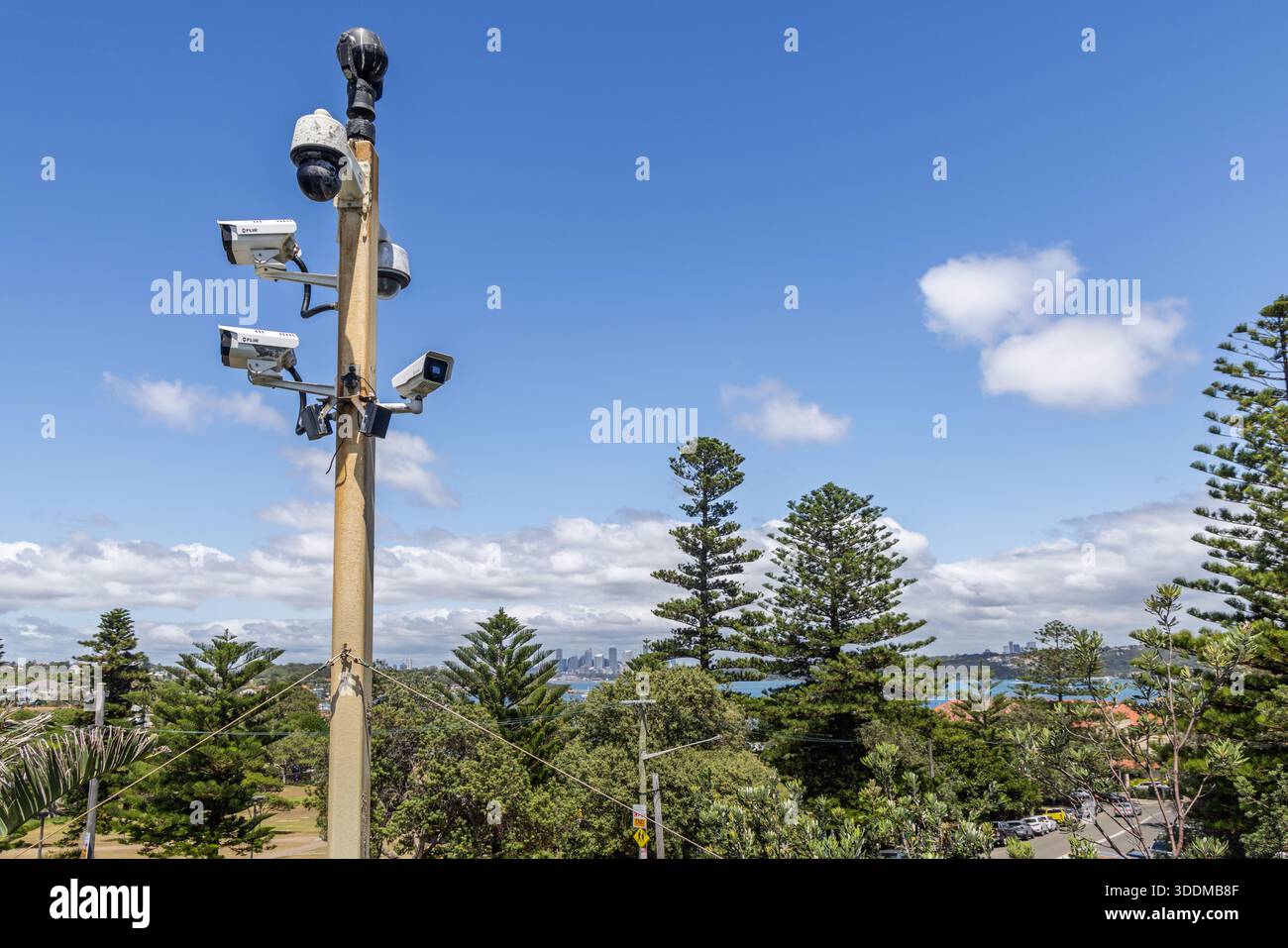 Groupe de caméras de vidéosurveillance et de surveillance FLIR en poste à Watsons Bay, près de Sydney, Australie, le 2 janvier 2026 Banque D'Images