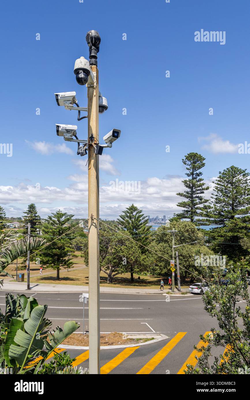 Groupe de caméras de vidéosurveillance et de surveillance FLIR en poste à Watsons Bay, près de Sydney, Australie, le 2 janvier 2026 Banque D'Images
