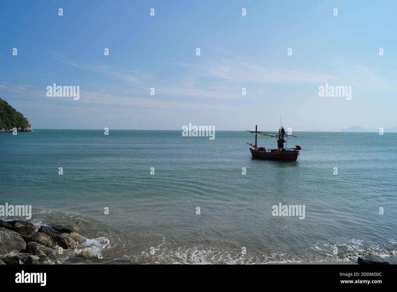un bateau de pêche en bois dérivant près de la rive sablonneuse. Banque D'Images