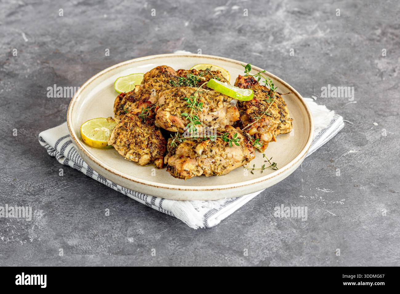 Poulet rôti au thym citron maison, saveurs herbes fraîches et agrumes Banque D'Images