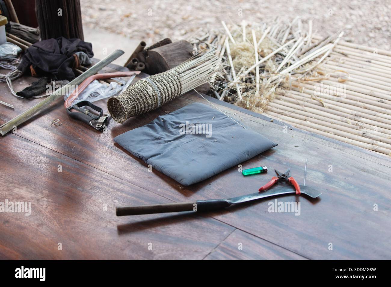 Outils et matériaux traditionnels pour le tissage du bambou thaïlandais Banque D'Images