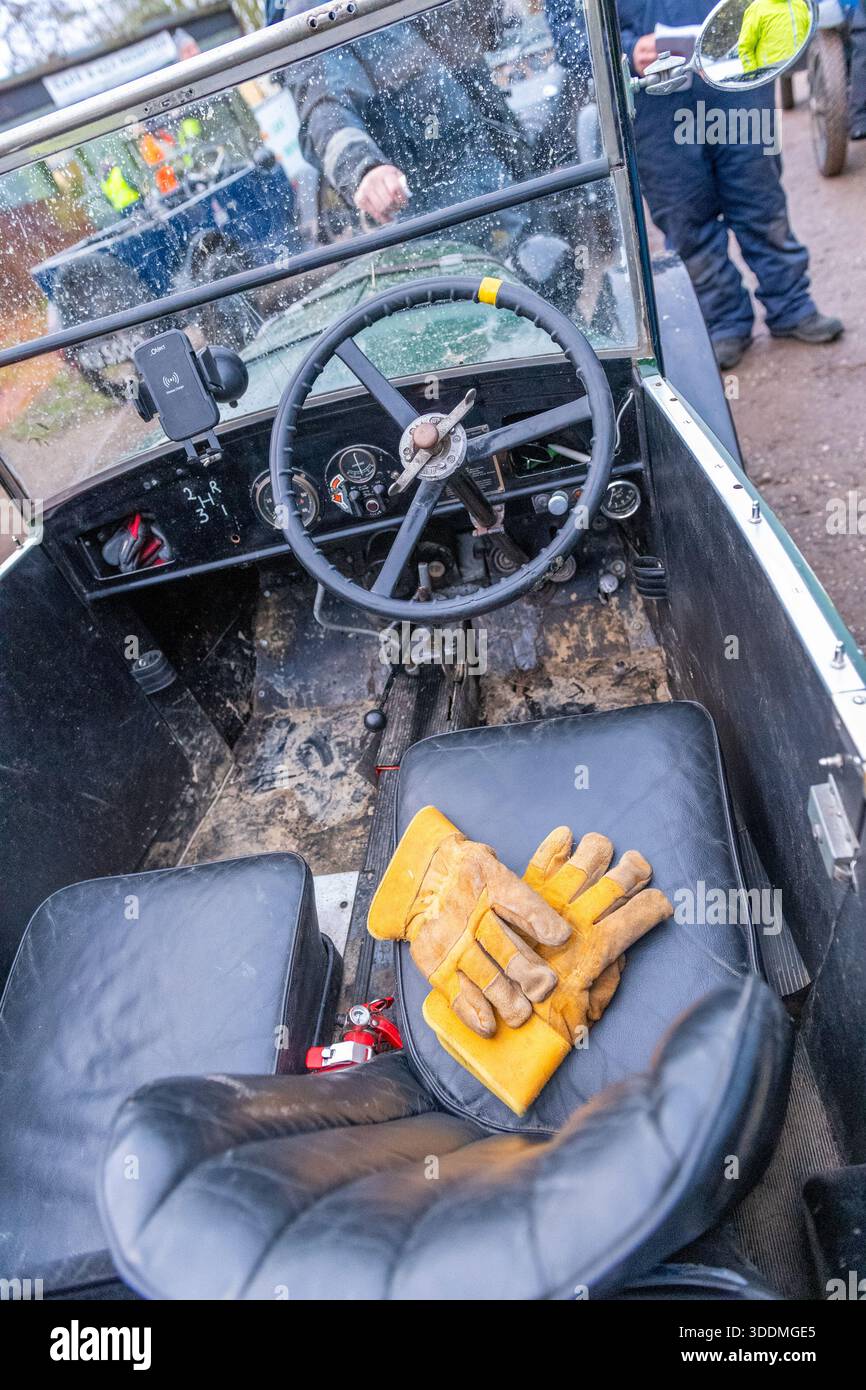 Les membres du car club Austin 7 d'avant-guerre participent à l'événement Dave Wilcox Memorial Hill Trials. Banque D'Images