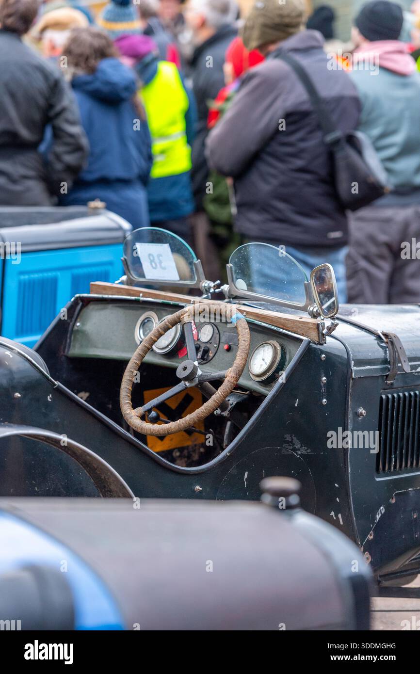 Les membres du car club Austin 7 d'avant-guerre participent à l'événement Dave Wilcox Memorial Hill Trials. Banque D'Images