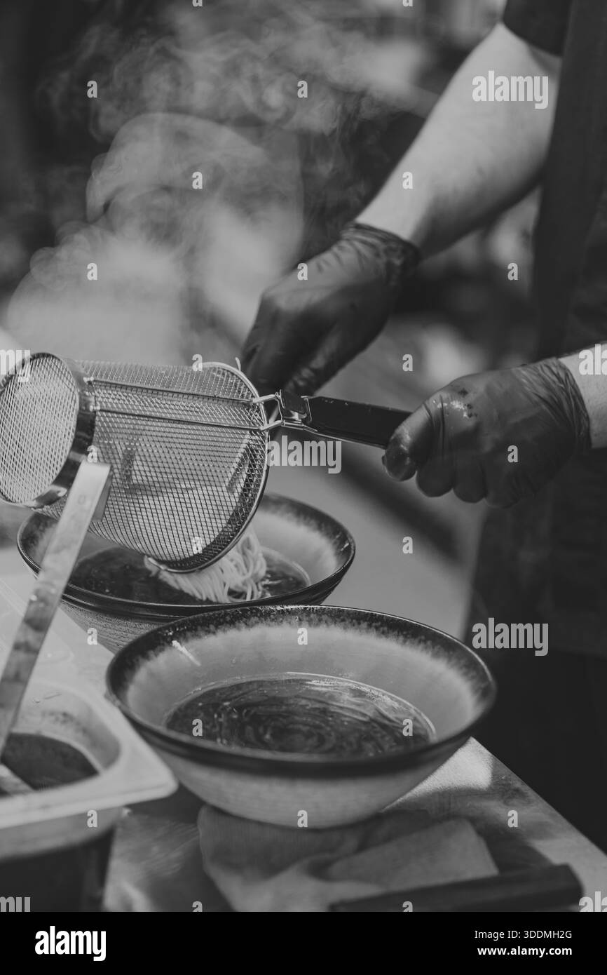 Le processus de cuisson de la soupe ramen dans la cuisine Banque D'Images