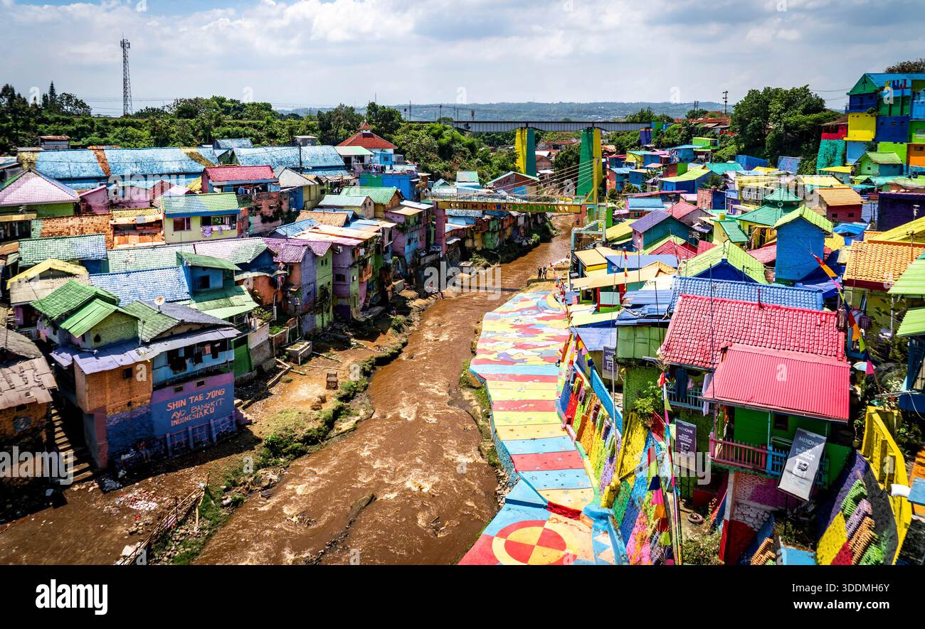 Village coloré avec des maisons peintes le long d'une rive. Banque D'Images
