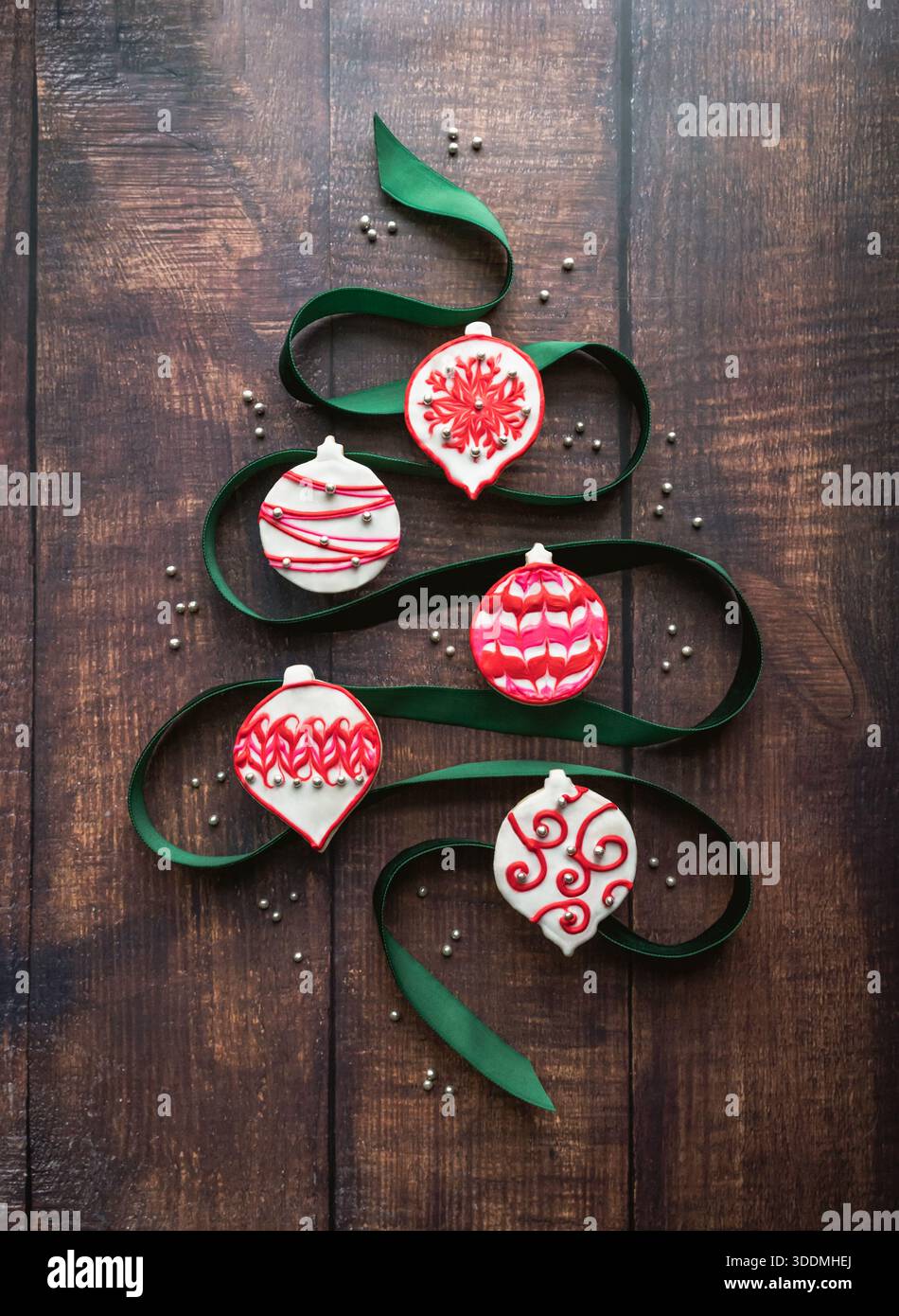 Biscuits d'ornement de Noël sur ruban en forme d'arbre sur la table en bois. Banque D'Images