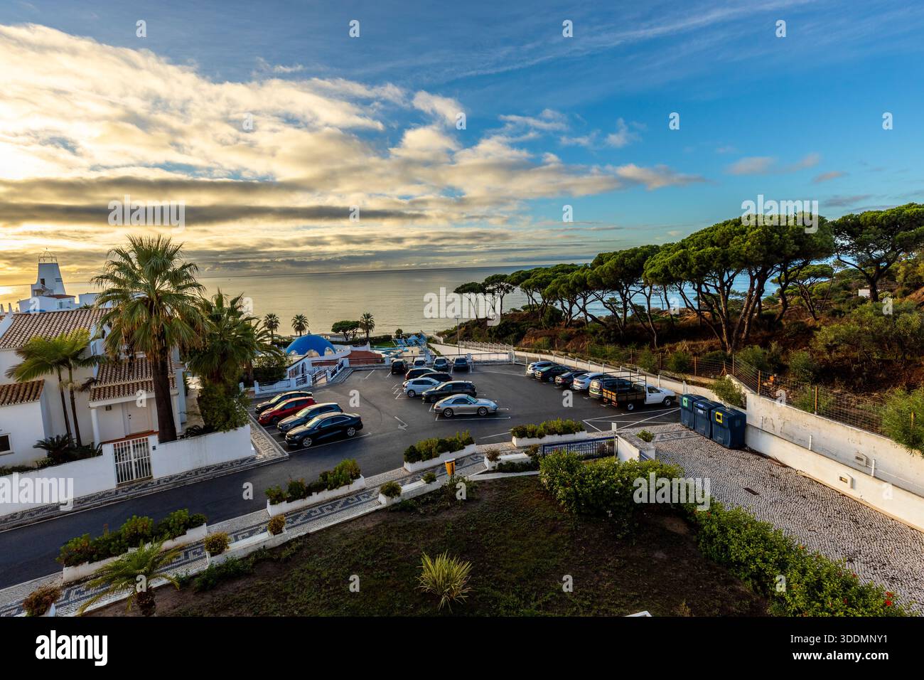 Beau lever de soleil sur l'océan Atlantique vu du Grand Muthu Oura View Beach Club à Albufeira, Algarve, Portugal. La lumière chaude du matin se reflète Banque D'Images