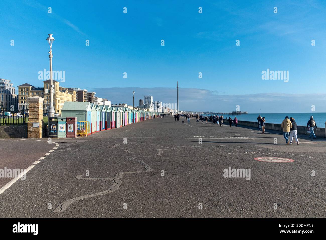 La promenade du bord de mer à Hove regardant vers Brighton. Royaume-Uni. Banque D'Images