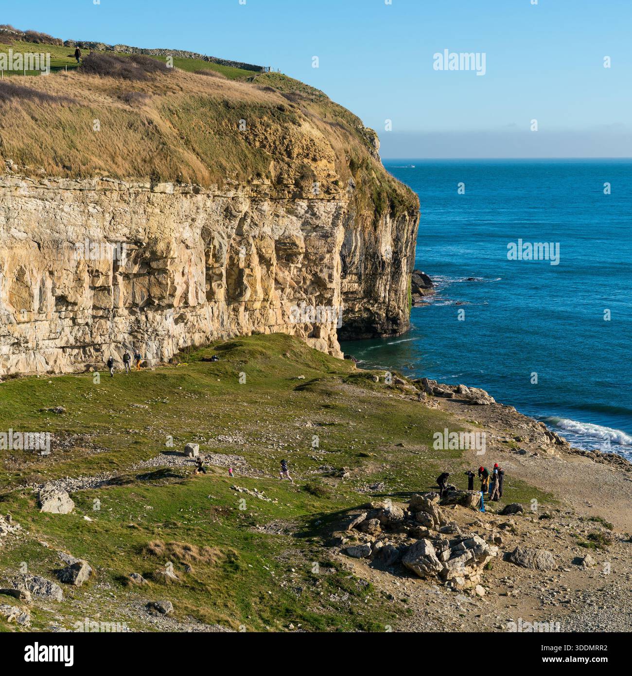 La face de la falaise à la corniche dansante, idéal pour l'escalade modeste Banque D'Images