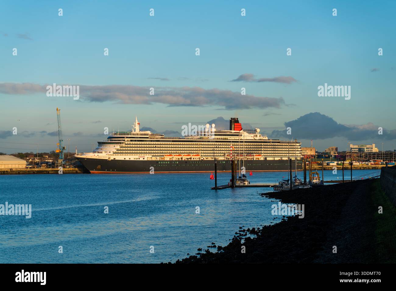 La reine Victoria de Cunard à quai à Southampton Banque D'Images