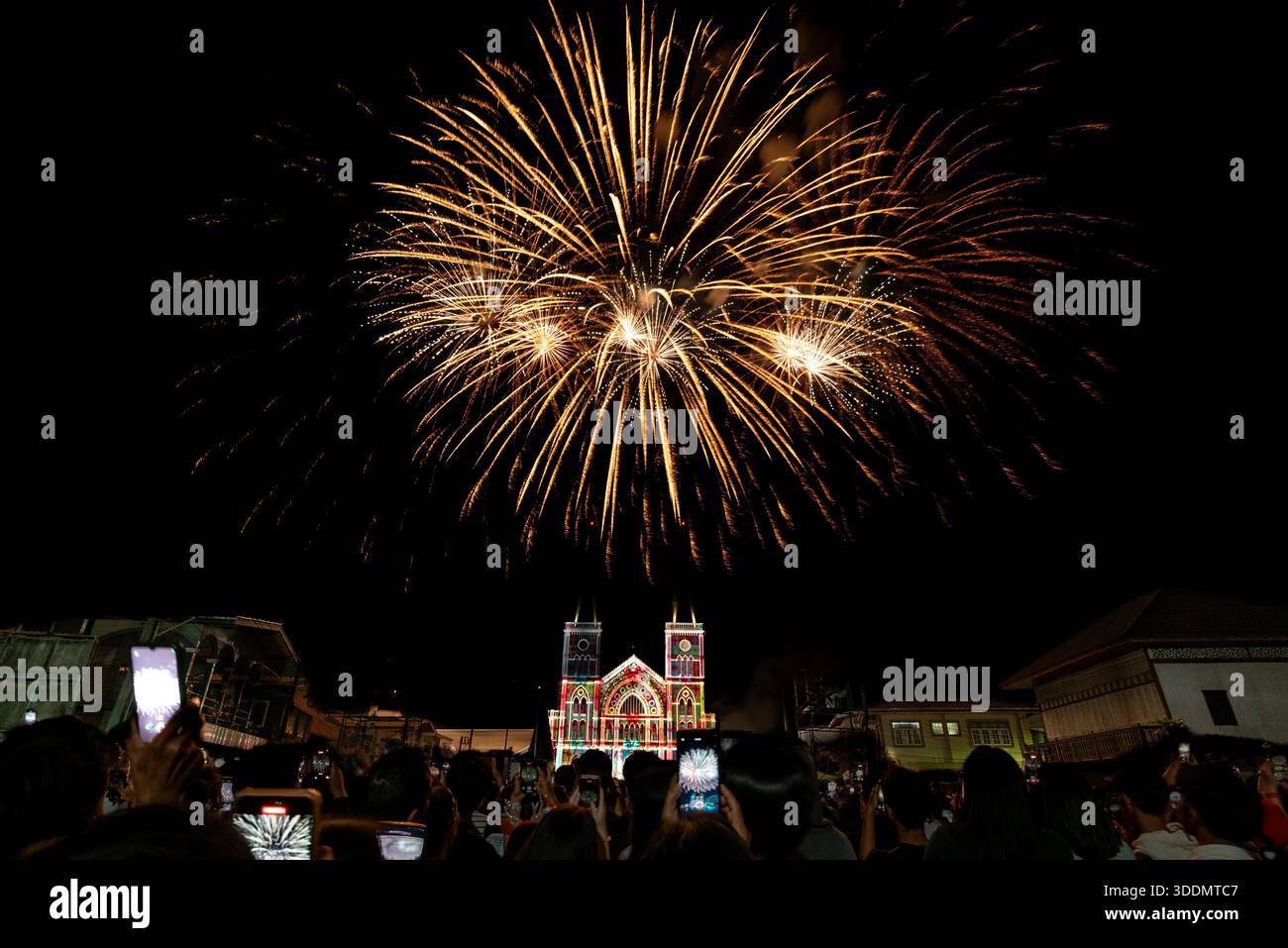 Feux d'artifice au-dessus de la cathédrale la nuit Banque D'Images